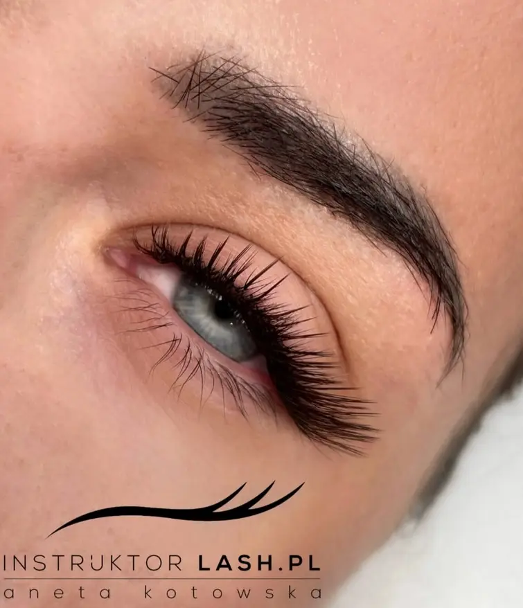 Efekt Insta Effects – estetyczna i kontrolowana stylizacja rzęs