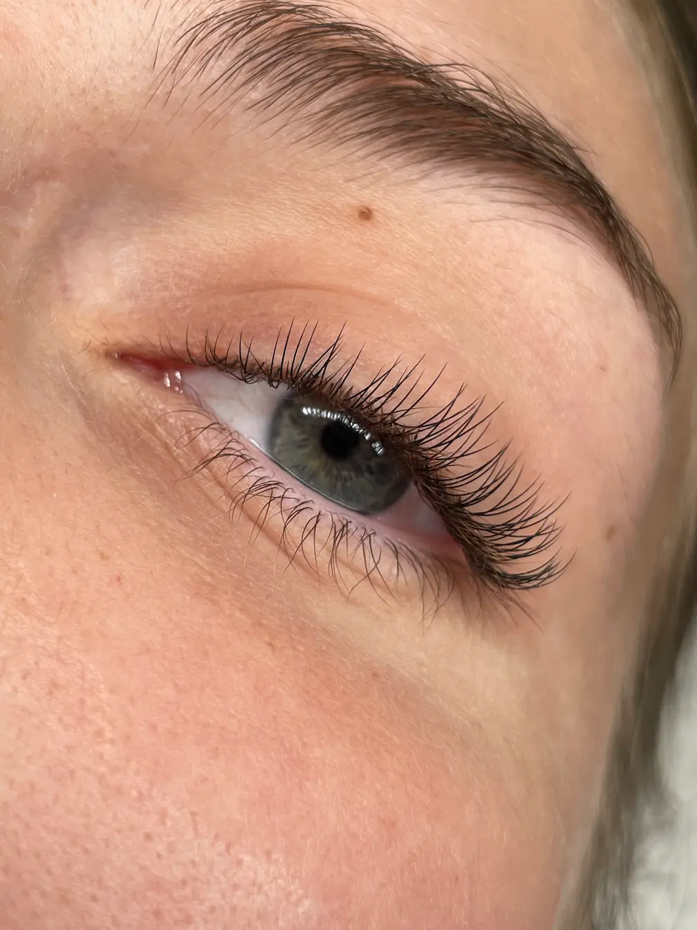 Efekt przedłużania rzęs metodą classic 1:1 – szkolenie w Toruniu
