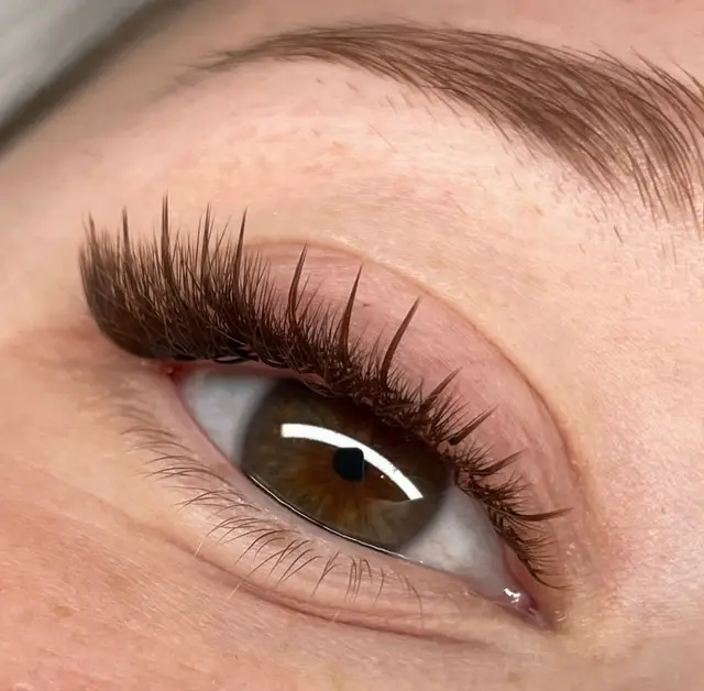 Precyzja i czystość pracy w profesjonalnej stylizacji rzęs