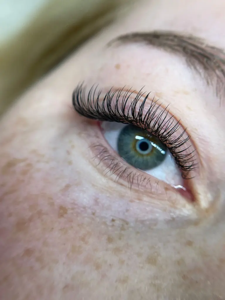 Technika stylizacji rzęs metodą classic wet