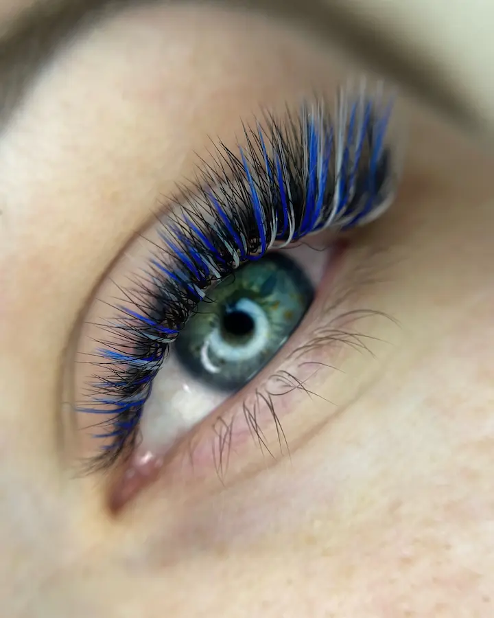 Stylizacja rzęs metodami objętościowymi z użyciem kolorowych rzęs