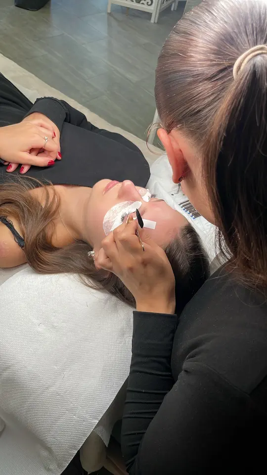 Profesjonalne szkolenie z metody classic wet w stylizacji rzęs